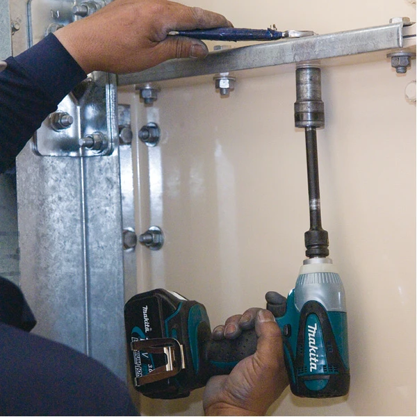 Boulonneuse à Choc 18V LI-LON 4Ah 230Nm En Coffret : Makita DTW251RMJ 5 Boulonneuse à Choc 18V LI-LON 4Ah 230Nm En Coffret : Makita DTW251RMJ – Image 3